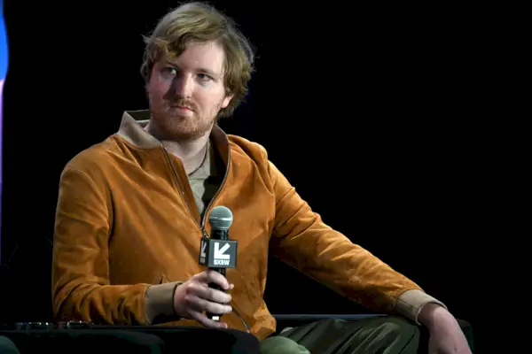 Den nya ägaren av Forbes, en man i mitten av 20-talet, som sitter på scenen med en mikrofon i handen.