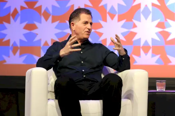 Mies istuu tuolilla paneelin aikana