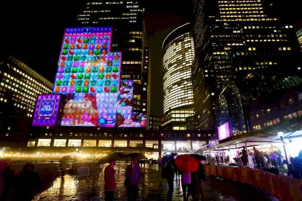 Una vista del gioco proiettata su un edificio durante l'evento di lancio globale di Candy Crush Friends Saga al Brookfield Place l'11 ottobre 2018 a New York City.