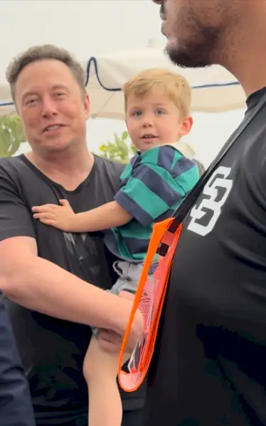 Elon Musk puhuu lavalla Cannes Lions -festivaalin aikana.