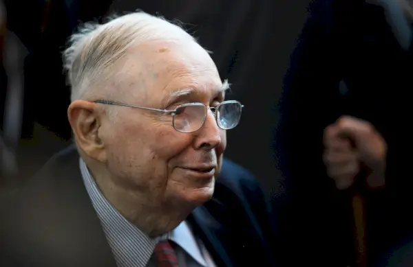 Uomo anziano con gli occhiali e il vestito