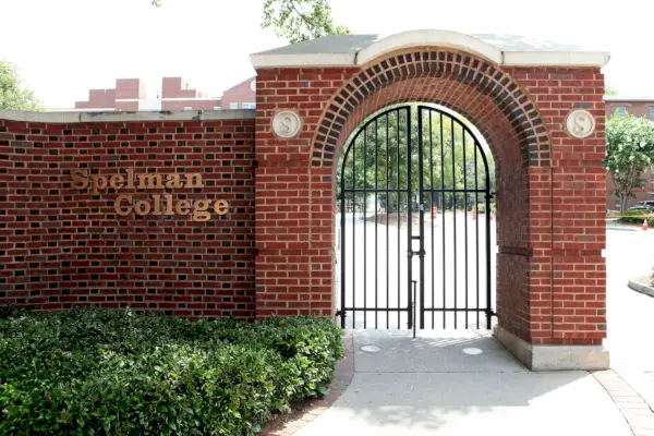 Tiili sisäänkäynti yliopistoon