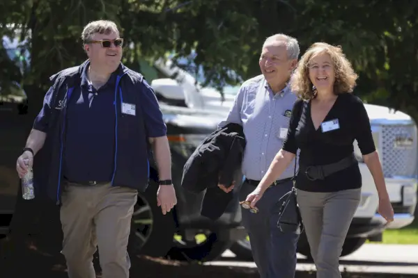 LinkedInin perustaja Reid Hoffman, entinen Yhdysvaltain valtiovarainministeri Larry Summers ja hänen vaimonsa Elisa New