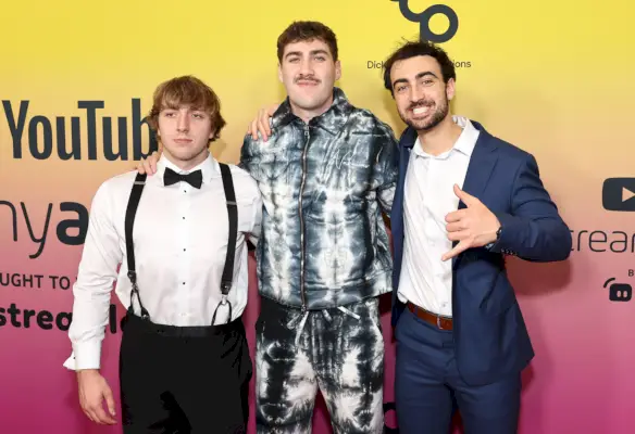 Sisällöntuottajat Mack, Airrack ja Tyler Blanchard osallistuvat vuoden 2022 YouTube Streamy Awards -gaalaan Beverly Hiltonissa