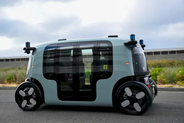 Voldsom grøn bil, der kører på vejen.