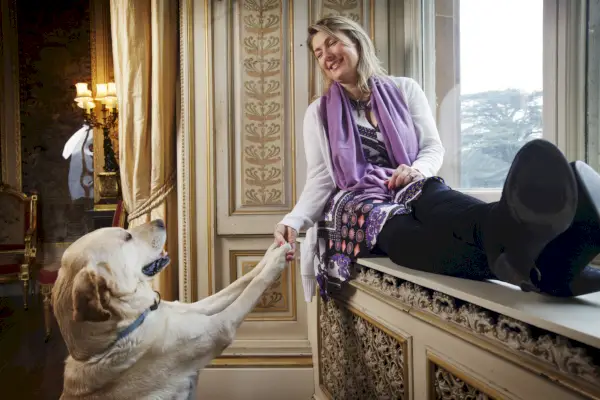 Lady Carnarvon rentoutuu Highcleren linnan musiikkihuoneessa.