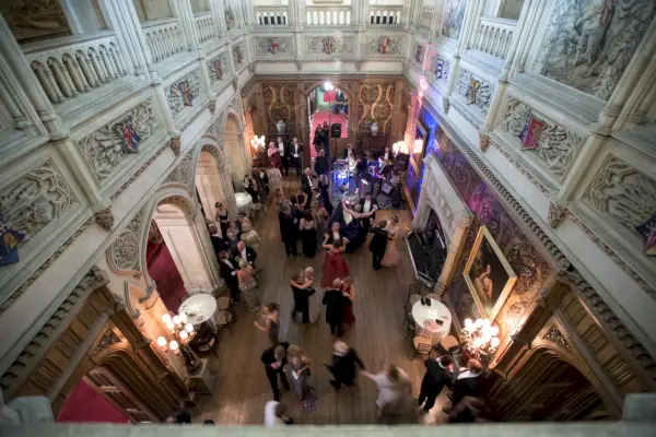 Debutantit ja vieraat tanssivat Queen Charlottessa