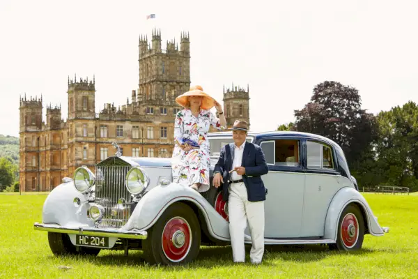 Tapaa 'Downton Abbeyn' todelliset omistajat, Highclere Castlen lordi ja Lady Carnarvon