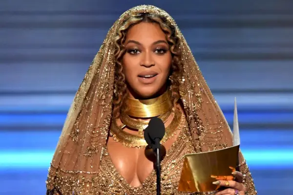 Beyonce astui lavalle ensimmäistä kertaa sen jälkeen, kun hän ilmoitti raskaudestaan ​​kaksosten kanssa, yllään päästä varpaisiin kiiltävä kulta. Esitys juhli naisellisuutta ja äitiyttä, ja tähti piti usein käsiään vatsallaan. Supertähti hävisi Adelelle illan pääpalkinnoissa. Brittiläisessä laulajassa