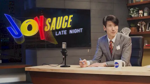 En selfie tagen av en man i ett nyhetsrum