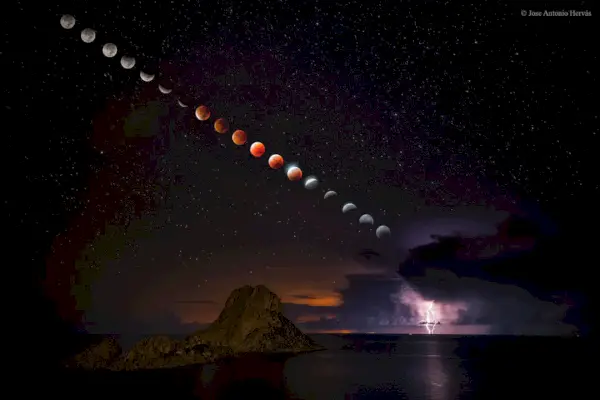 Superkuu täydellinen kuunpimennys ja salamyrsky; Blood Moon