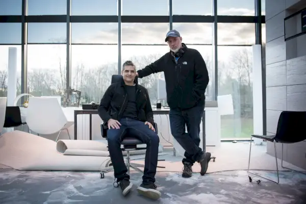 David Levien (sittande) och Brian Koppelman, skaparna/exekutiva producenter/showrunners av Billions. (Foto: Jeff Neumann/Showtime)