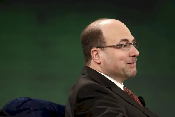 Profilo dell'uomo in tuta su sfondo verde