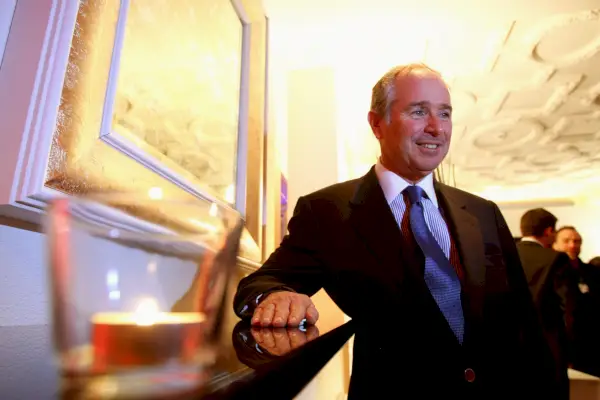 Stephen Schwarzman nojaa laskuria vasten.