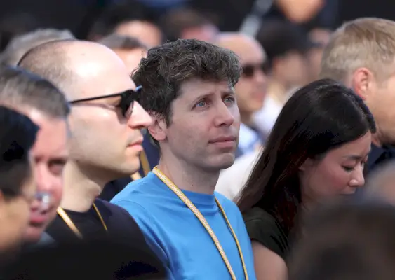 Un home amb samarreta blava es troba entre la multitud