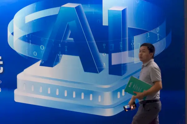 Vierailija kävelee tekoälykyltin ohi maailman tekoälykonferenssissa Shanghain maailmannäyttelykeskuksessa Shanghaissa, Kiinassa 6. heinäkuuta 2024.