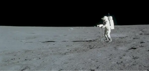 Astronauta Edgar Mitchell chodzi po Księżycu podczas misji Apollo 14. (NASA)