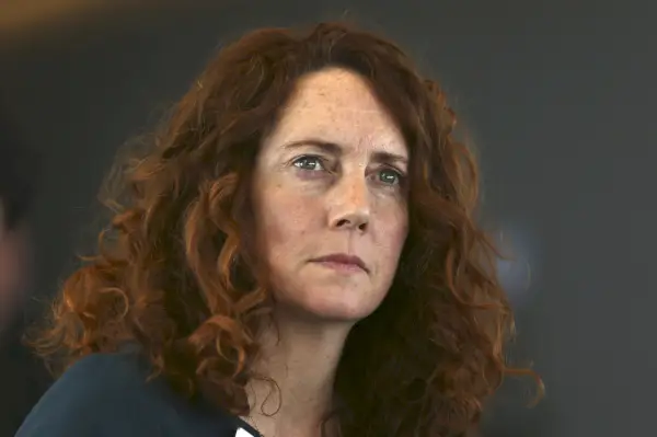 Rebekah Brooks katsoo kaukaisuuteen.