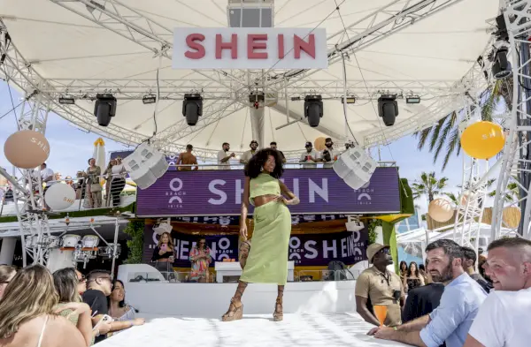 Miksi Fast Fashion Giant Shein tulee julkisuuteen Lontoossa New Yorkin sijaan?