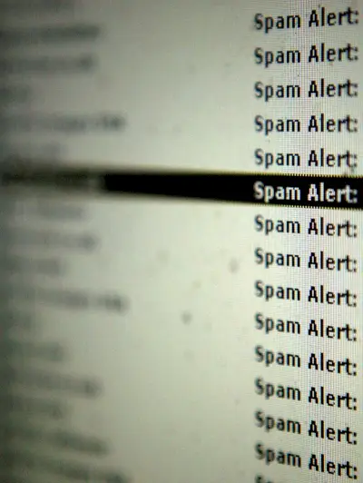 Serwer poczty e-mail wyświetla alerty dotyczące spamu lub niechcianych wiadomości e-mail.