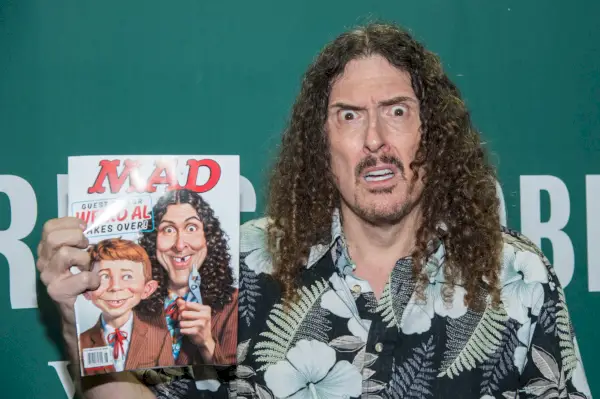 Il cantante Weird Al Yankovic firma copie della rivista Mad