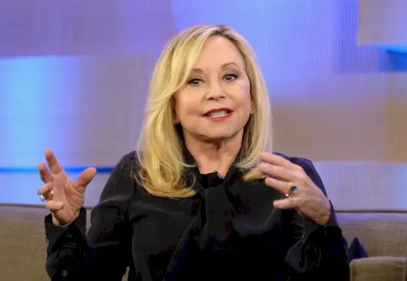 Julie Wainwright istuu ja puhuu kädet ojennettuina.