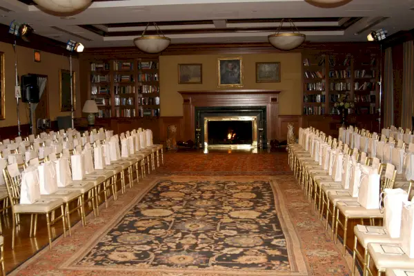 Suuri huone, jossa tuolit on asetettu riveihin molemmille puolille