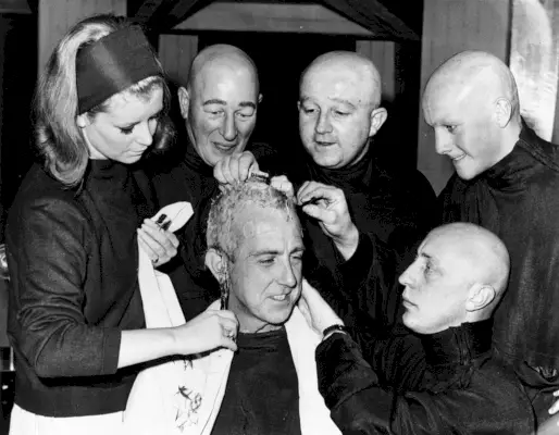 22. lokakuuta 1965: Hiusstylisti Joan Barrett ajelee näyttelijä David Freedin pään, joka on viimeinen näyttelijä, joka on valmistautunut näyttelemään.