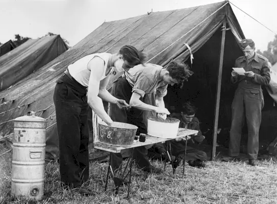 8. heinäkuuta 1944: RAF:n maahenkilöstö pesee ja ajelee tina-altaissa päivän jälkeen