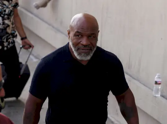 Mike Tyson kävelee kadulla mustassa t-paidassa