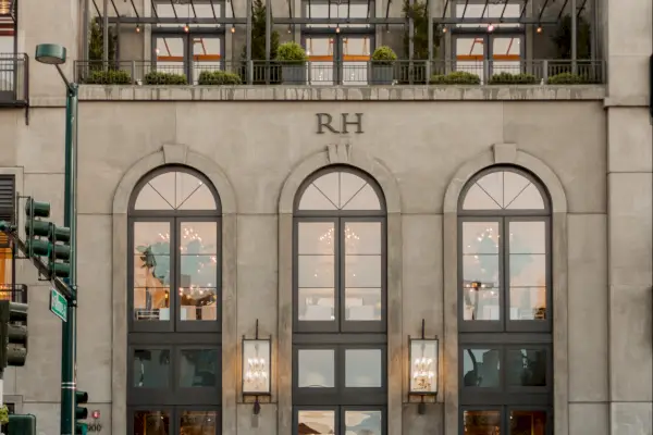 RH, dawniej Restoration Hardware, jest najbardziej znana ze swoich wystawnych witryn sklepowych.