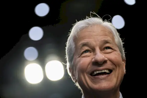 Jamie Dimon encara creu en el valor dels bancs físics: 'A la gent li agrada visitar els seus diners'