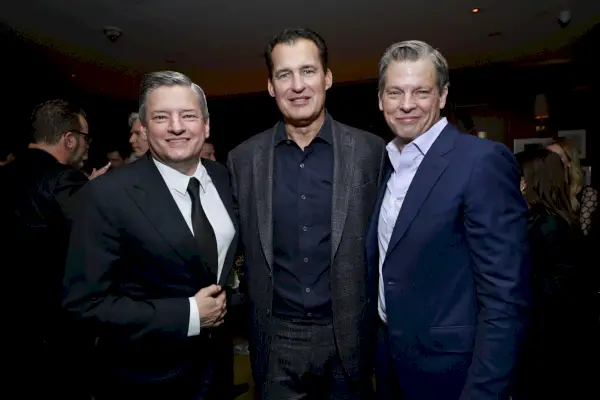 Ted Sarandos, codirector de Netflix, Scott Stuber, president de Netflix Film i Greg Peters, codirector de Netflix
