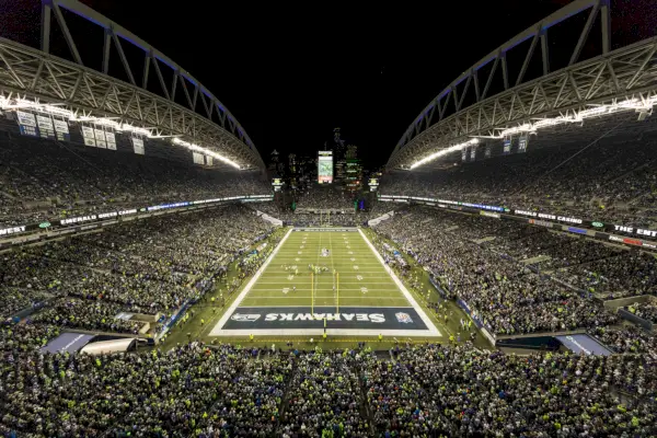Stor fotbollsstadion avbildad på natten.
