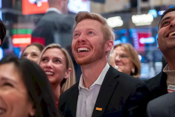 Redditin toimitusjohtaja Steve Huffman seisoo New Yorkin pörssin lattialla