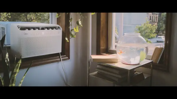 Aria condizionata in un appartamento con accanto una vasca per i pesci