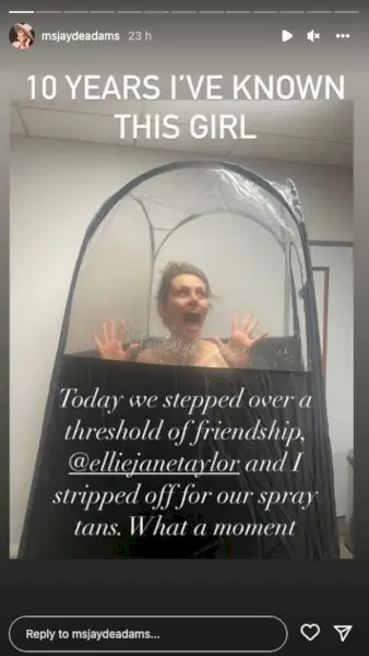 Koomikot riisuutuivat saadakseen koko kehon rusketuksen