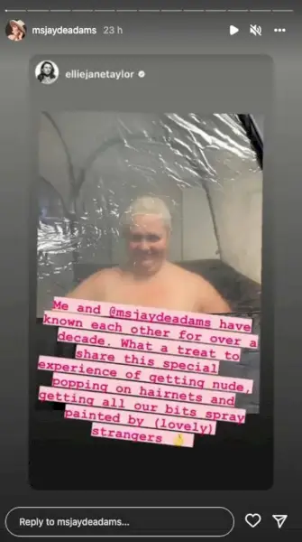 Strictlyn Ellie Taylor ja Jayde Adams ruskettuvat alastonna.