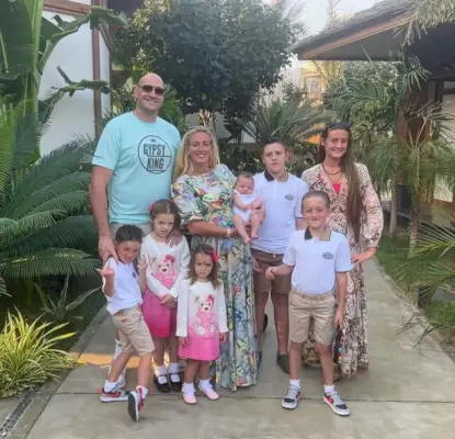 Tyson Fury ja vaimo Paris perheineen lomalla Saudi-Arabiassa