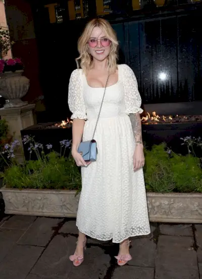 Sally è uscita per l'occasione indossando un maxi abito bianco estivo con un paio di tacchi con cinturino rosa