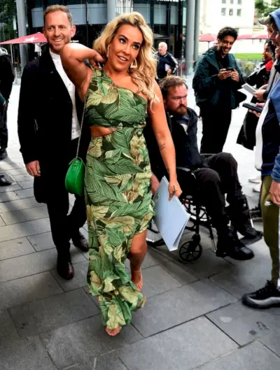 Stephanie Davies ha optato per un look estivo con un maxi abito verde con stampa a foglie