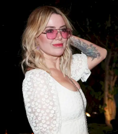 Sally Carman z Coronation Street pokazuje ogromny tatuaż na ramieniu, imprezując z innymi gwiazdami