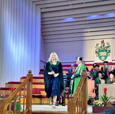 Jools julkaisi perhekuvia tyttärensä Poppyn valmistumisesta