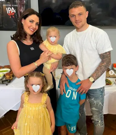 Charlotte i Kieran Trippier amb els seus tres fills