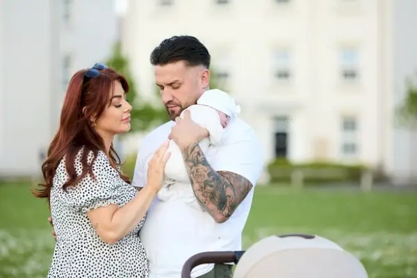 Love Islandin Jess Hayes synnyttää, kun tähti jakaa ensimmäiset kuvat ja ainutlaatuisen nimen