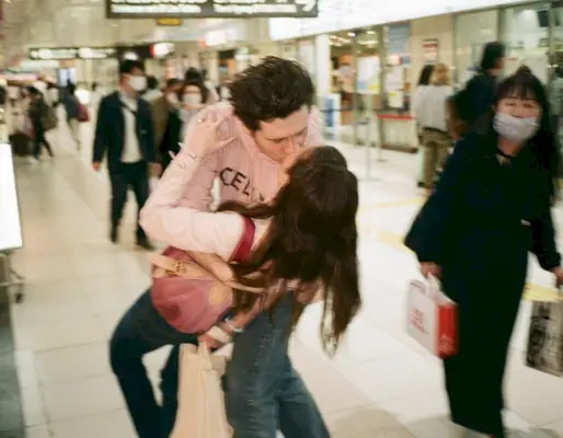 Brooklyn Beckham nostaa vaimonsa Nicola Peltzin jaloistaan ​​romanttisella Ranskan-matkalla