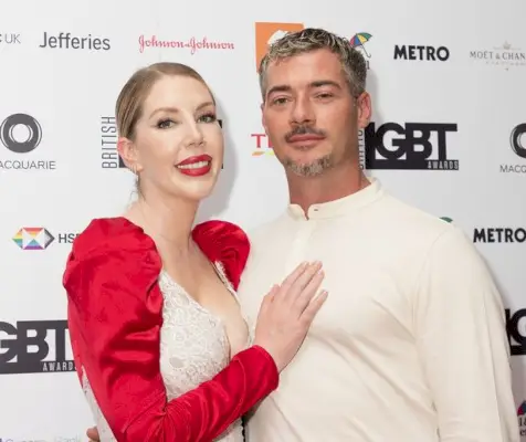 Katherine Ryan è tornata insieme al suo amore d'infanzia dopo essersi incontrati di nuovo in un bar