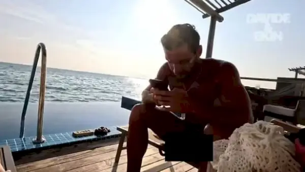 Obróciła kamerę i Davide był nagi