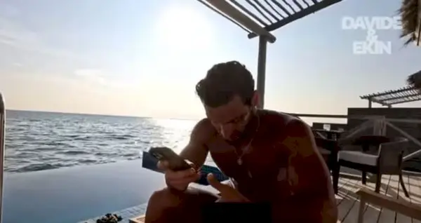 Zachichotała i zaklęła, odwracając kamerę