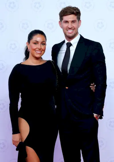 John Stones i Olivia Naylor przybywają na galę rozdania nagród PFA 2023 w The Lowry w Manchesterze